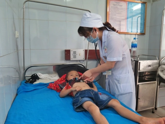 Bệnh nhi Bàn Đức Cường được điều trị, theo dõi tại Khoa Nhi, Bệnh viện đa khoa tỉnh Tuyên Quang.
