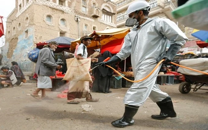 Nhân viên y tế xịt khử trùng tại một khu chợ ở Sanaa, Yemen, ngày 28-4. (Ảnh: Reuters)