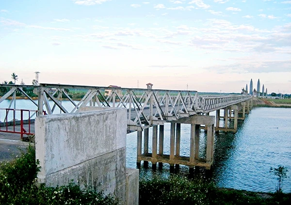 Cầu Hiền Lương, sông Bến Hải (Quảng Trị) - giới tuyến tạm thời chia cắt hai miền sau Hiệp định Genève. (Ảnh: Vương Anh)