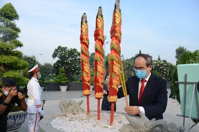 Đồng chí Nguyễn Thiện Nhân dâng hương tại Nghĩa trang liệt sĩ Thành phố.