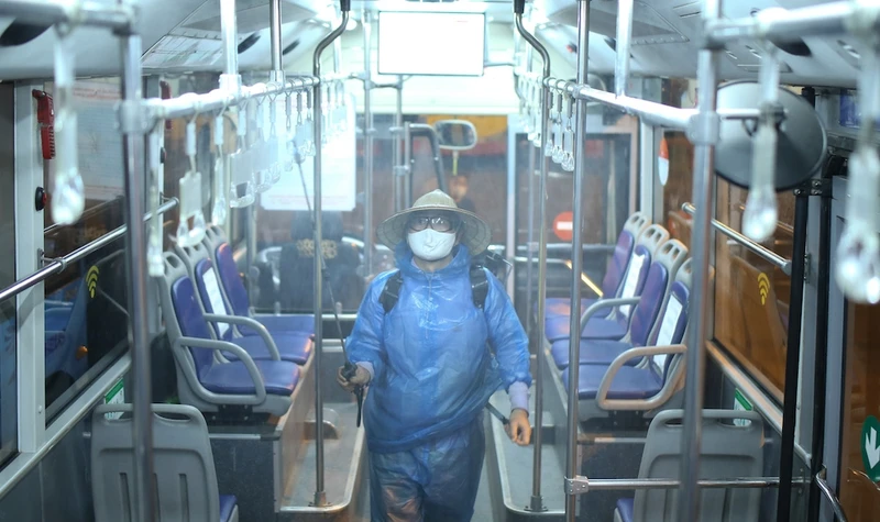 Trong thời gian dịch bệnh hiện nay, tất cả phương tiện của Xí nghiệp Xe buýt 10-10 nói riêng và toàn bộ Tổng Công ty Vận tải Hà Nội nói chung đều được vệ sinh, khử khuẩn sạch sẽ sau mỗi ca làm việc.