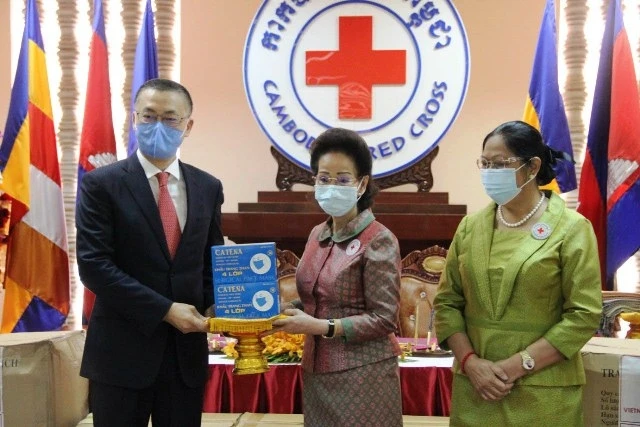 Đại sứ Vũ Quang Minh trao quà cho Hội Chữ thập đỏ Campuchia.
