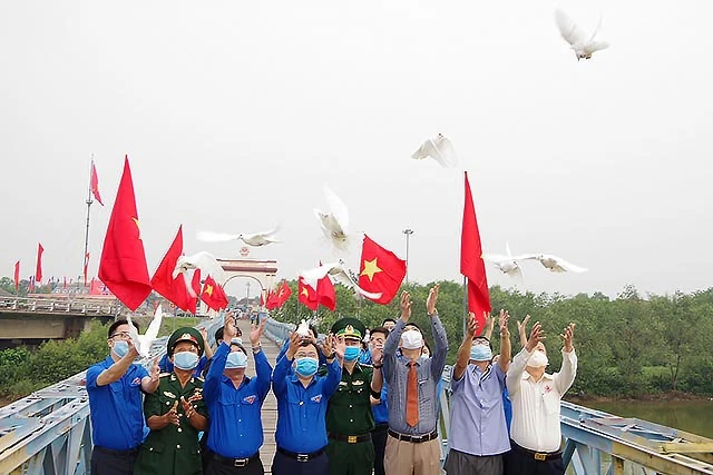 Các đại biểu đoàn Hành trình và đại diện lãnh đạo các sở, ngành tỉnh Quảng Trị cùng thả chim bồ câu trên cầu Hiền Lương để khởi động Hành trình.