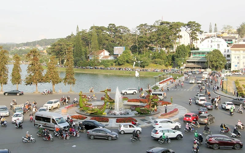 Vòng xoay khu vực trung tâm Đà Lạt ngày đầu nghỉ lễ 30-4 và 1-5 năm nay.