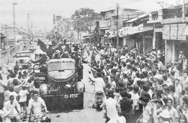 Nhân dân Sài Gòn - Gia Định đón bộ đội giải phóng tháng 4-1975.