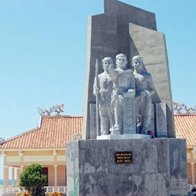 Tượng đài hải Ðội hùng binh Hoàng Sa kiêm quản Trường Sa tại đảo Lý Sơn.