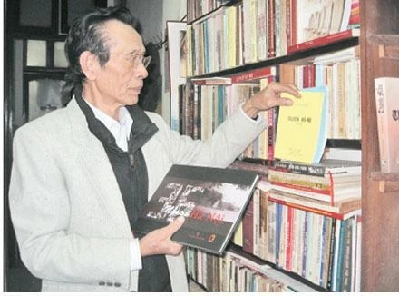 Ông Phan Trác Cảnh giới thiệu những cuốn sách cũ viết về Hà Nội.
