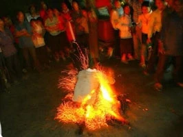 Các thanh niên Pà Thẻn nhảy thẳng vào đống lửa đang cháy to mà không hề bị bỏng.