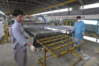 Sản xuất kính tại Công ty cổ phần kính Đáp Cầu. Ảnh ĐĂNG HỒNG