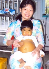 Bé Nguyễn Anh Kim Trâm và mẹ.