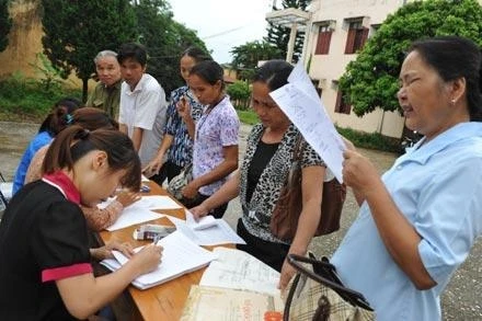 Gặp gỡ thân nhân liệt sĩ tại huyện Thạch Thành, tỉnh Thanh Hóa tháng 7 năm 2012 (Ảnh: MARIN).