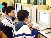 Tiếp xúc nhiều với màn hình máy tính ở khoảng cách gần cũng ảnh hưởng không nhỏ tới thị lực của các học sinh.