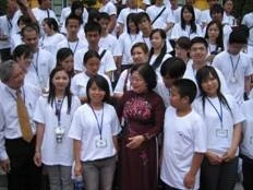 Phó Chủ tịch nước tiếp Đoàn đại biểu thanh, thiếu niên kiều bào dự Trại hè Việt Nam 2007