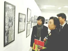 Những vị khách Hàn Quốc thăm phòng triển lãm ảnh của Việt Nam tại Gwangju (ngoài cùng bên trái là TS Yang Eunhee).