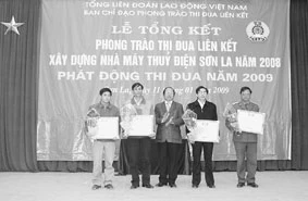Đại diện công đoàn điện lực Việt Nam trao<br>thưởng cho các đơn vị đạt thành tích xuất sắc<br>trên công trình xây dựng n