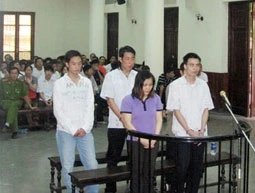 Ngọc "xa lộ" và đồng bọn nghe tuyên án. (Ảnh: Vnn.vn)