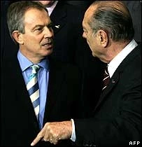 Thủ tướng Anh T. Blair (trái) <br> thảo luận với <br> Tổng thống Pháp J. Chirac.