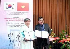 Chủ tịch Hội thư pháp Hàn Quốc trao tặng thư pháp cho bảo tàng Hồ Chí Minh.