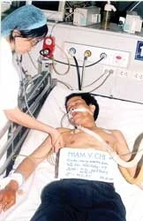 Bệnh nhân Phạm Văn Chi (nhập viện ngày 30-5-2007) bị rắn hổ chúa cắn nhiễm độc rất nặng, đã được Bệnh viện Bạch Mai 