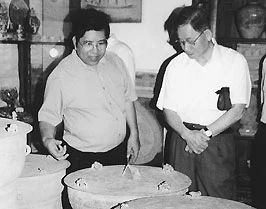 Thăm Bảo tàng cổ vật Hoàng Long.