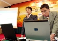 Nguyễn Huy Dũng (trái) và Huỳnh Anh Vũ trong buổi bảo vệ sản phẩm của nhóm Trường Sơn.