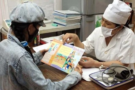  Tư vấn về bệnh lao đối với nhóm nguy cơ cao tại Trạm y tế xã Nam Cao, huyện Kiến Xương (Thái Bình).     