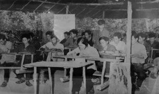Lớp học bổ túc văn hoá của cán bộ, chiến sỹ an ninh tại căn cứ ở Tây Ninh (1974).