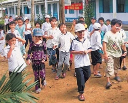 Giờ ra chơi của học sinh trường tiểu học xã Định An, huyện Trà Cú.