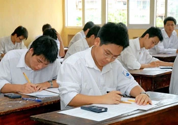 Trong kỳ thi tốt nghiệp THPT năm 2007, lần đầu thí sinh thi trắc nghiệm Vật lý.