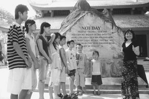 Kể chuyện cho các cháu thiếu nhi về Khu di tích 27-7, xã Hùng Sơn (Đại Từ, Thái Nguyên), nơi Bác Hồ đề nghị lấy ngày 2