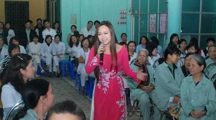 Ca sĩ Phương Thanh biểu diễn trong chương trình.