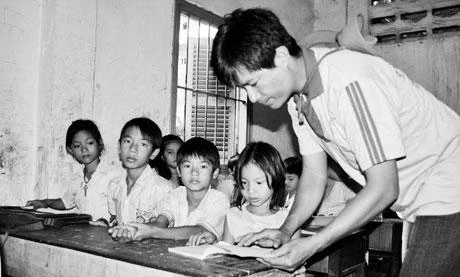 Ngoài thời gian chữa bệnh cứu người, bác sĩ Trương Thế Dũng lại dạy chữ cứu những tâm hồn trẻ thơ bất hạnh.