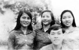 Bác sĩ Đặng Thùy Trâm (người ngoài cùng, bên phải) cùng các đồng đội tại Bệnh xá Đức Phổ.