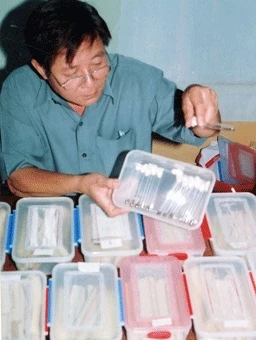 Nhân nuôi ong ký sinh phòng trừ sinh học bọ cánh cứng hại dừa. 