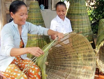 Chị La Diên ở ấp Phước Quới (Phú Tân, Châu Thành) làm thêm nghề mây tre đan để tăng thu nhập gia đình.
