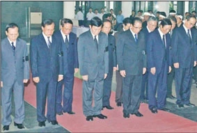 Đoàn Đại biểu ban chấp hành T.Ư Đảng<br> do Tổng Bí Nông Đức Mạnh dẫn đầu viếng <br>đồng chí Hoàng Tùng