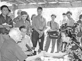 Nhà báo Hoàng Tùng thăm ATK Thái <br>Nguyên, nơi ra đời Hội nhà báo tại Roòng <br>Khoa, Điềm Mặc, huyện Định Hoá