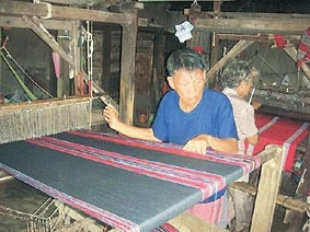Dệt thổ cẩm ở Đập Đá - Bình Định