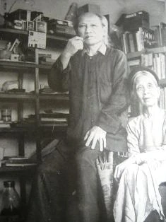 Nhà văn Nguyễn Tuân và vợ.