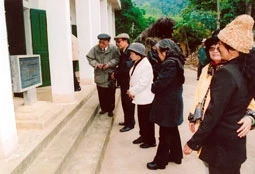Đoàn cán bộ lão thành Báo Nhân Dân về thăm nơi ra đời Báo Nhân Dân (Quy Kỳ) ngày 25-2-2006.