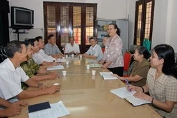 Trong một buổi họp và trao đổi công việc của chi bộ đảng phường Chương Dương (Hà Nội).
