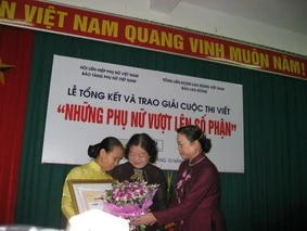 Nguyên Phó Chủ tịch nước Trương Mỹ Hoa và bà Hà Thị Khiết – nguyên Chủ tịch Hội LHPN Việt Nam trao bằng