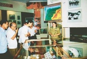 Đoàn đại biểu nhân dân các dân tộc tỉnh Thái Nguyên tham quan Bảo tàng Phòng không - Không quân.