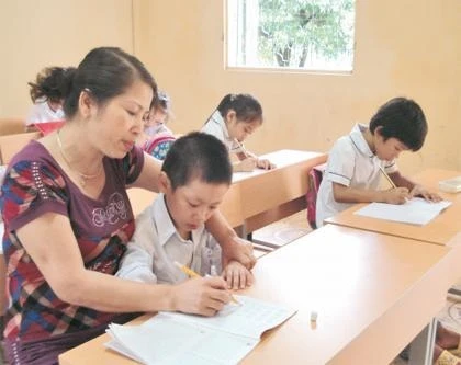 Cô giáo Ðinh Thị Thủy đang dạy các em học sinh nhiễm HIV tại Trung tâm Giáo dục Lao động xã hội số 2 Hà Nội.