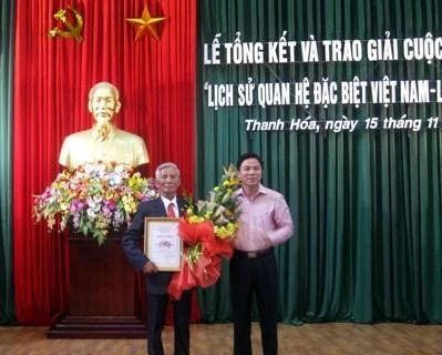 Lãnh đạo Ban Tuyên giáo Tỉnh ủy Thanh Hóa trao giải nhất cho ông Lê Reo