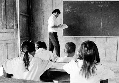 Thầy giáo Trần Văn Lực trong một giờ giảng.