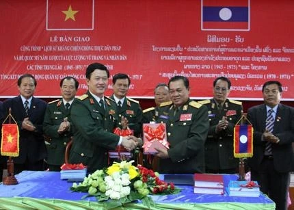 Tăng cường hợp tác quân sự Việt Nam - Lào