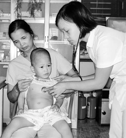 Dù đã phải uống thuốc phơi nhiễm HIV, chị Nguyễn Thị Thái (người ngồi) vẫn gắn bó với các cháu bé có "H" ở Trung tâm bảo