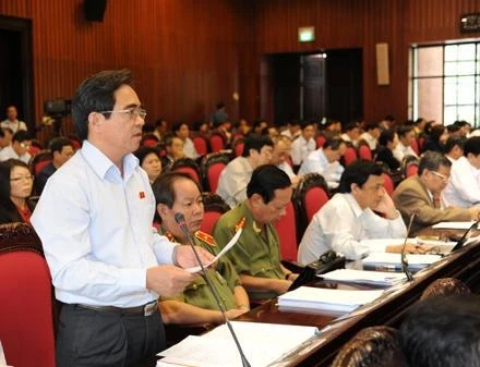 Ðại biểu QH tỉnh Cà Mau thảo luận tại hội trường.