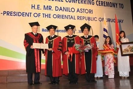 Trao bằng Tiến sĩ Danh dự cho Phó Tổng thống Cộng hòa Đông Uruguay